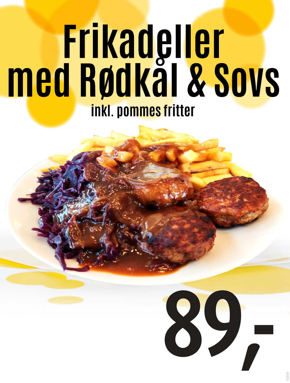 Frikadeller med rødkål, brun sovs, og pommes fritter.